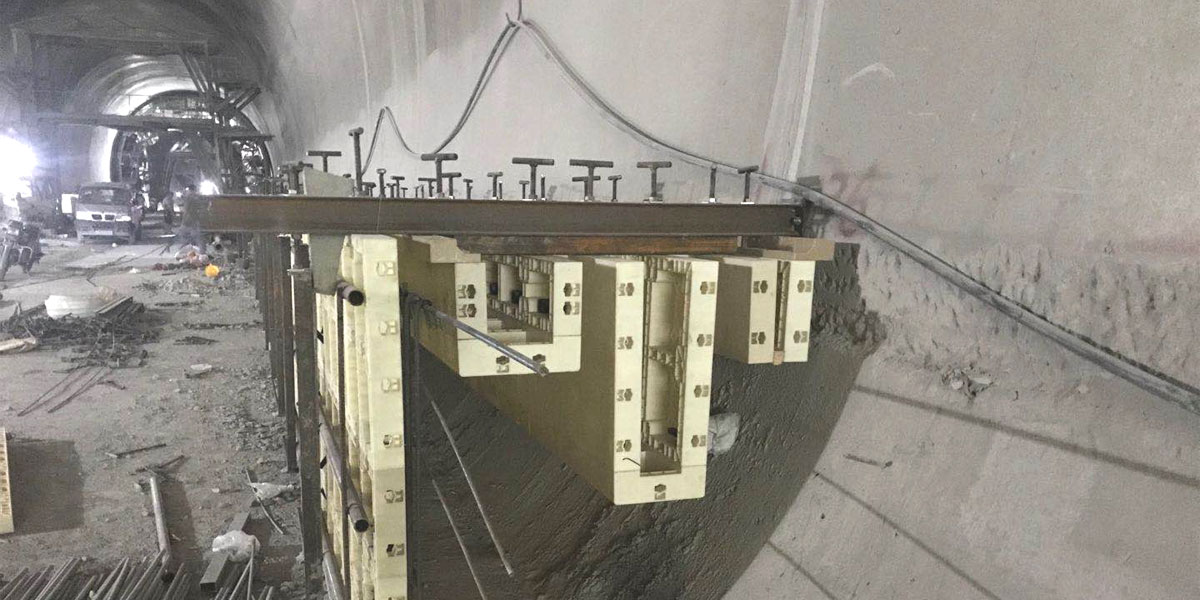 昆明鼎駿-鐵路電纜溝模板單邊800米助力